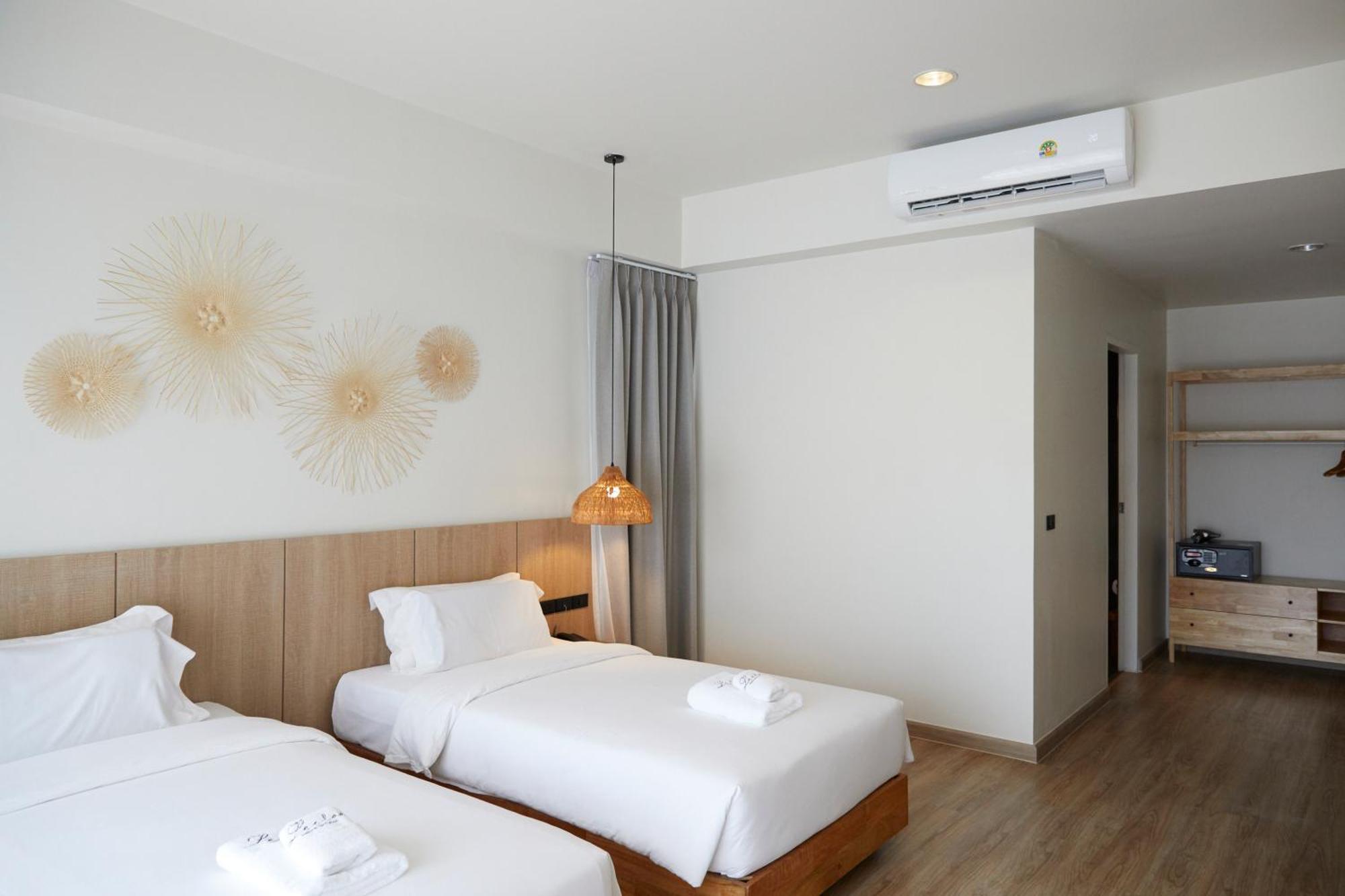 The Leela & 4*